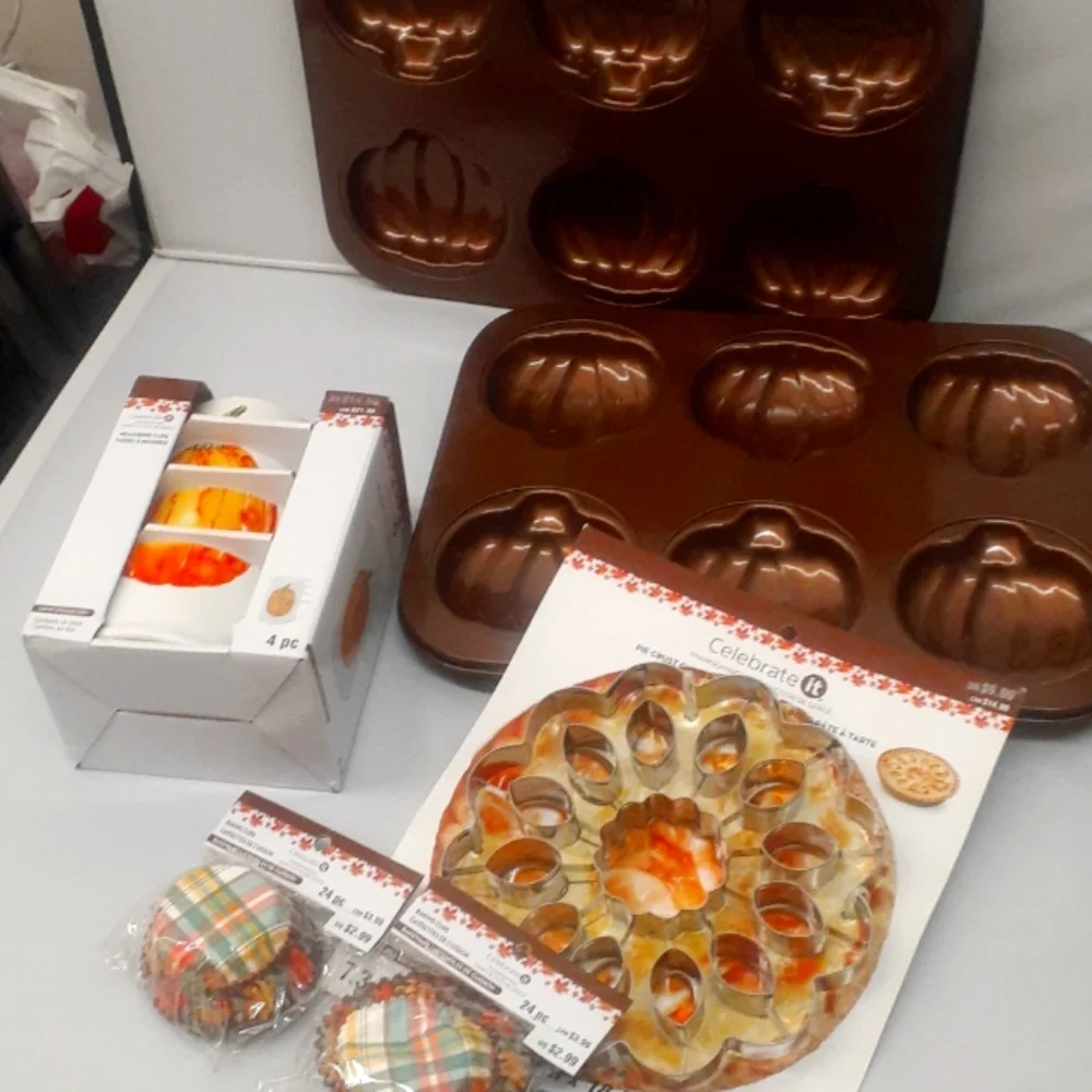 4 Pc NORDIC WARE FALL Mini PUMPKIN CAKE PAN & Baking measure cup Pie Top Cutter